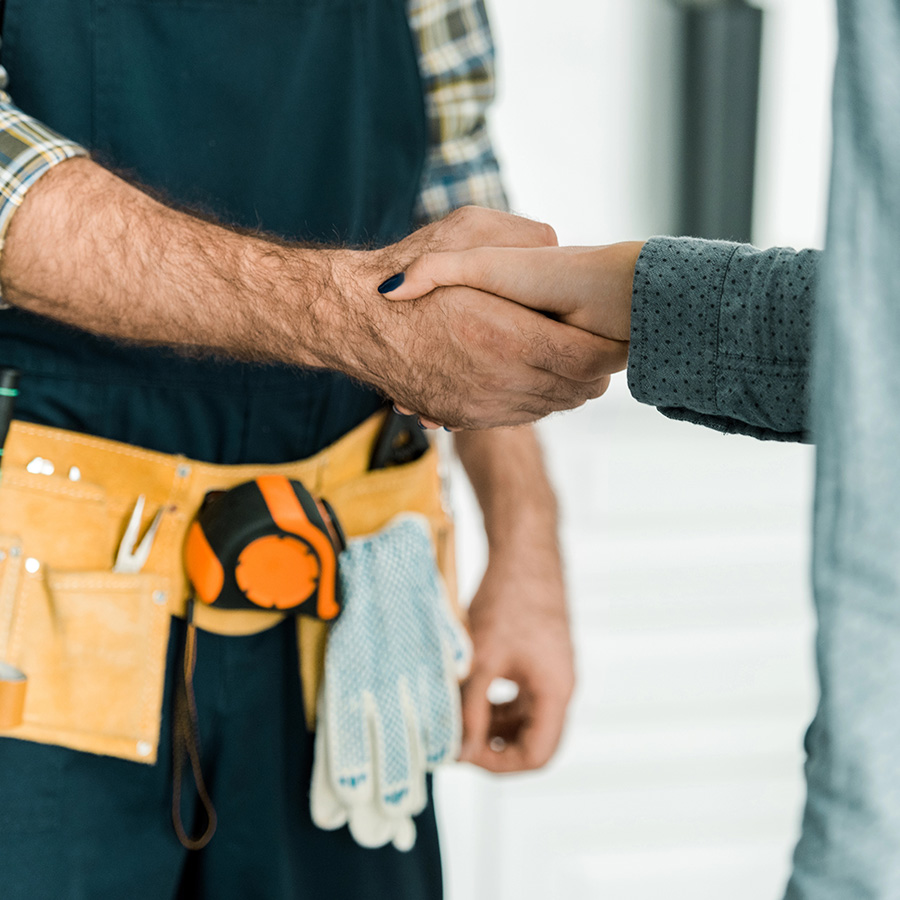trabajador-apretando-manos-con-cliente